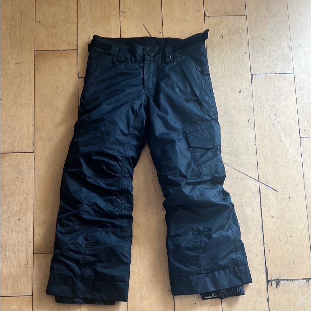 686 Black Cargo Snow Pants Reinforced Knees Weather-Resistant
